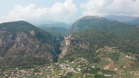 El-Paisaje-De-La-Garganta-De-La-Montaña-De-Profitis-Ilias-En-Grecia