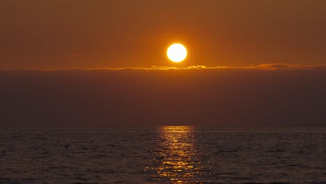 Sonne-Am-Himmel-Während-Des-Sonnenuntergangs-Mit-Blick-Auf-Das-Meeresmeer,-Beleuchtet-Mit-Goldener-Stunde