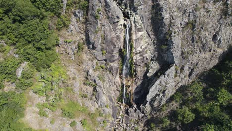 Pfeil-Des-Mizarela-Wasserfalls-In-Arouca,-Portugal