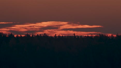 Ferne-Rote-Sonnenaufgangswolken,-Die-Durch-Heiße-Luftbewegungen-Verzerrt-Werden