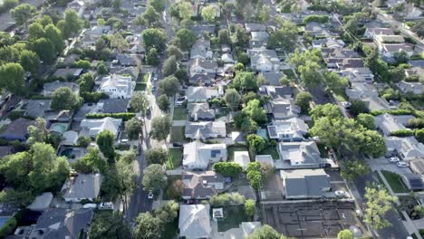 Modern-single-family-homes-in-Van-Nuys,-California,-aerial-forward
