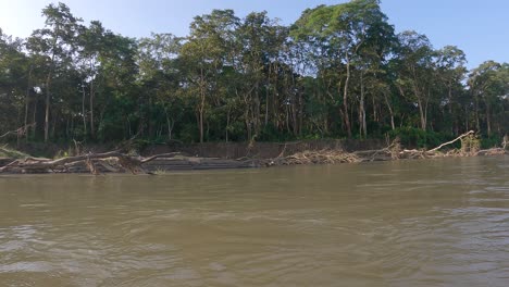 Flotando-Por-El-Río-Rapti-Inundado-En-El-Parque-Nacional-De-Chitwan-En-Una-Canoa