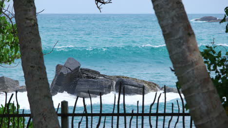 Ozeanwellen,-Die-Auf-Riesige-Felsen-Des-Tropischen-Strandes-In-Sri-Lanka-Krachen---Statischer-Schuss
