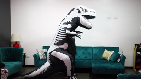 Hombre-Disfrazado-De-Esqueleto-De-Dinosaurio-En-La-Sala-De-Estar-De-La-Casa