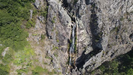 Sockelaufnahme-Des-Wasserfalls-Arrow-Da-Mizarela-In-Aveiro,-Portugal