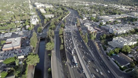 Busy-Hollywood-freeway-Los-Angeles,-aerial