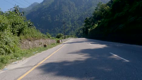 Conduciendo-Por-Una-Carretera-Sinuosa-Y-Suave-En-Un-Día-Soleado-En-Nepal