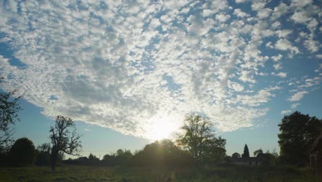 Ein-Schöner-Hinweishimmel-Sonnenuntergang-Mit-Wolken-über-Einem-Feld-Auf-Dem-Land