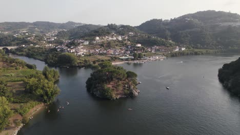 Luftparallaxe-Kleine-Insel-Zusammenfluss-Des-Flusses-Paiva-Mit-Der-Douro-Landschaft
