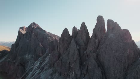 Picos-Montañosos-Emblemáticos-De-Los-Dolomitas-Filmados-Con-Un-Dron
