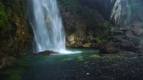 Wasserfallboden-In-Grünen-Und-Türkisfarbenen-Farben,-Wasser-Spritzt-Wütend-Auf-Klippen-In-Theth,-Albanien