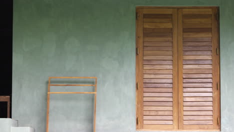 Holzfassade-Eines-Fensterrahmens-In-Einer-Betonwand-Des-Hauses