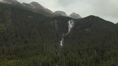 Luftstoß-In-Richtung-Odegaard-Falls,-Bella-Coola,-British-Columbia,-Kanada