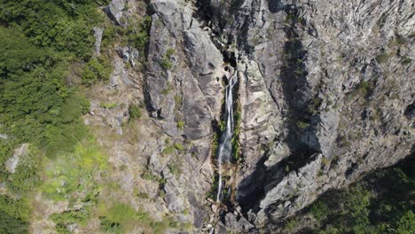 Spektakulärer-Wasserfall-Von-Felsklippen-In-Portugal,-Bewegte-Aufnahme-Der-Luftdrohne