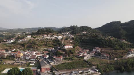 Schloss-Von-Paiva-Stadtbildschwenk-In-Portugal
