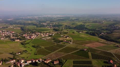 Drohne-Fliegt-Bei-Sonnenuntergang-über-Die-Weinhügel-In-Villefranche-Beaujolais,-Rotweinproduktion