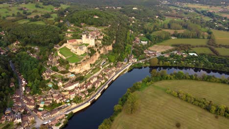 Luftaufnahme-Der-Mittelalterlichen-Burg-Von-Beynac-et-Cazenac-In-Frankreich-In-Der-Nähe-Des-Flusses-Dordogne
