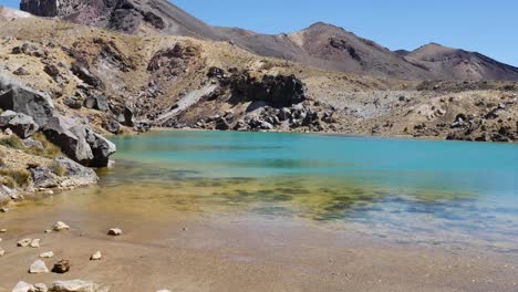 Pan-Inclinado-A-Lo-Largo-Del-Lago-Volcánico-A-La-Mujer-Senderismo-Turístico-Sendero-Ngauruhoe