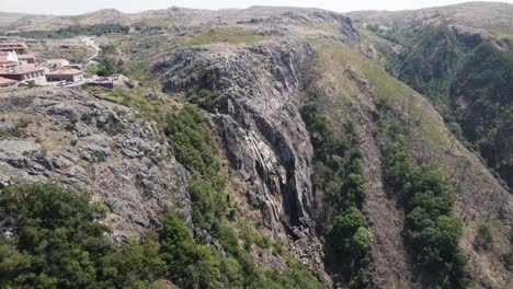 Panoramablick-Auf-Die-Majestätische-Wasserfallkaskade-Da-Frecha-Da-Mizarela,-Arouca-Portugal