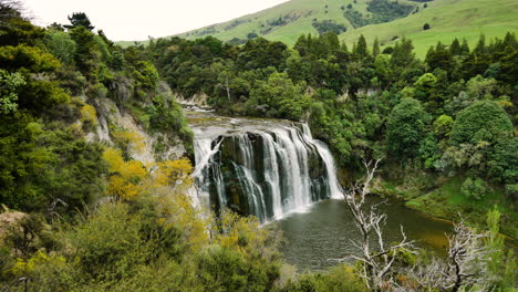 Luftaufnahme-Des-Erstaunlichen-Wasserfalls-Im-Tropischen-Regenwalddschungel-In-Neuseeland