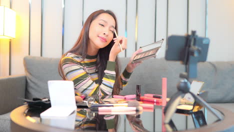 Asiatische-Frau-Make-up-Blogger-Aufnahme-Von-Videos-Auf-Einem-Smartphone