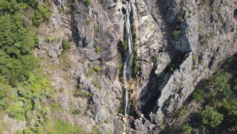 Pfeil-Des-Mizarela-Wasserfalls,-Arouca-In-Portugal