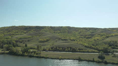 Vista-Escénica-De-Un-Coche-Que-Conduce-A-Lo-Largo-De-La-Orilla-Del-Lago-De-La-Libra-De-Búfalo-En-El-Parque-Provincial-De-Saskatchewan,-Canadá