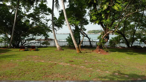 Idyllischer-Blick-Auf-Das-Meer-Von-Einem-Privaten-Resort-In-Der-Landschaft-Sri-Lankas---Drohne-Vorwärts
