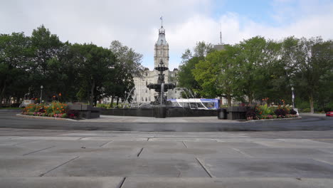 roundabout-street-in-front-of-Quebec-Parlement