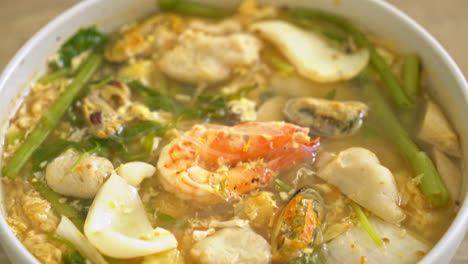 Sukiyaki-suppe-Mit-Meeresfrüchteschale---Asiatischer-Essensstil