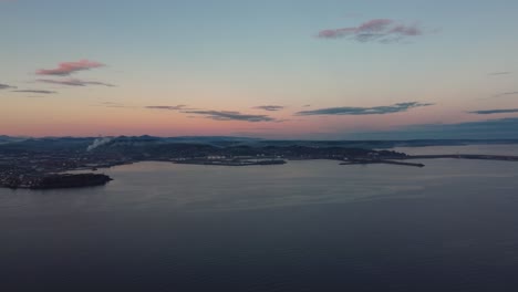 Luftpanoramablick-Auf-Die-Stadt-Gijón-Und-Den-Hafen-Bei-Sonnenuntergang,-Drohne-Fliegt-über-Die-Stadt-An-Der-Atlantikküste