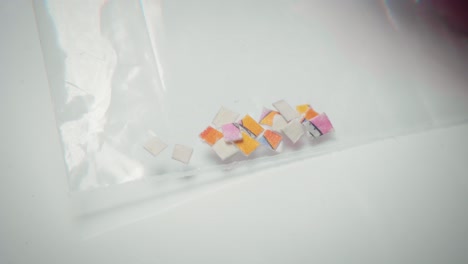 4K-Makroaufnahme-Von-Lsd-Tabs-In-Einer-Plastiktüte-Für-Die-Mikrodosierung
