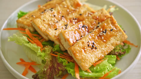 Ensalada-De-Tofu-Teriyaki-Con-Sésamo---Estilo-De-Comida-Vegana-Y-Vegetariana