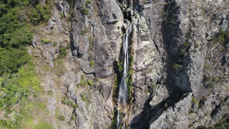 Rock-wall-with-stream-fresh-mountain-waterfall,-Cascata-da-Frecha-da-Mizarela,-Arouca,-Portugal