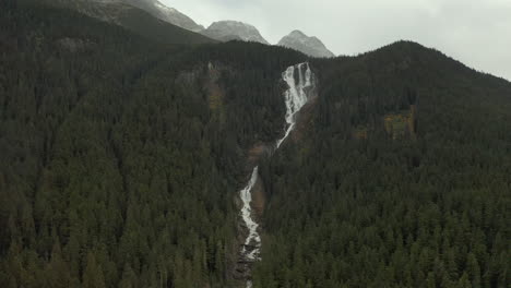 Corriente-Que-Fluye-En-Las-Montañas-De-La-Selva-Tropical-En-Las-Cataratas-De-Odegaard-Cerca-De-Bella-Coola,-Columbia-Británica,-Canadá