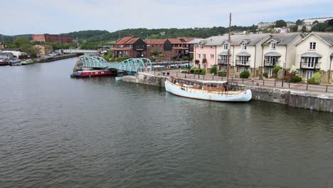 Altes-Boot-Mit-Häusern-Am-Flussufer-Festgemacht-Luftaufnahmen-Von-Bristol-City-UK