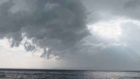 Fuertes-Nubes-De-Lluvia-Sobre-El-Mar-En-Calma--tormenta-Que-Viene--panorámica-En-Cámara-Lenta