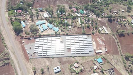 Sonnenkollektoren-Pumpen-Wasserfarm-Kenia-Afrika-Covid-2020-2021-Soziale-Distanzierung-2020-Neujahr-2021