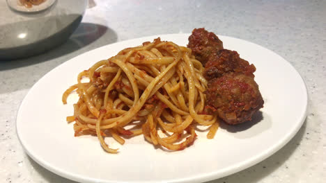 Spaghetti-Nudeln-Mit-Fleischbällchen-Und-Bolognese-Sauce