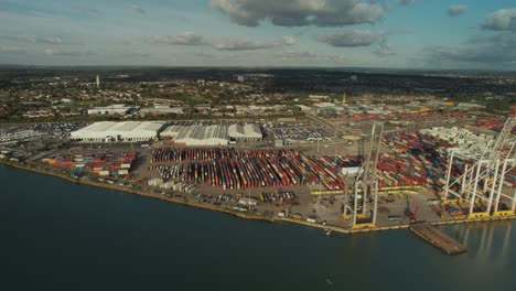 Test-River-With-Deep-sea-Container-Terminal-At-Southampton-In-England,-UK
