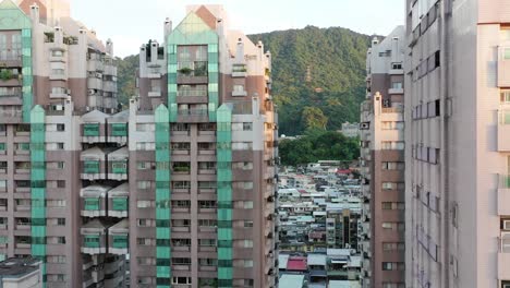 Luftaufnahme,-Die-Die-Eigenschaften-In-Frühen-Entwicklungen-Erfasst,-Alte,-Alternde-Hochhausfassade-In-Der-Innenstadt-Von-Xinyi,-Stadt-Taipei,-Taiwan