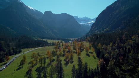 Arces-Coloridos-En-Ahornboden-Con-Hojas-De-Otoño-Rojas-Y-Amarillas-En-Un-Otoño-Soleado-Y-Vibrante-En-Las-Montañas-De-Los-Alpes-En-El-Tirol,-Austria-Con-Un-Bosque-En-El-Lugar-Turístico-De-Rissach-Engtal