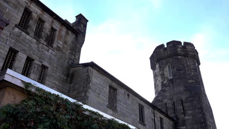 Gebäude-Im-Mittelalterlichen-Stil-Mit-Turm-Und-Brüstung