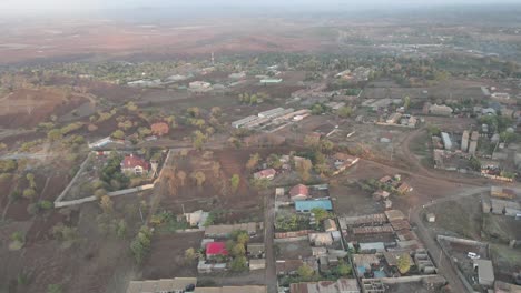 Schöne-Luftaufnahme,-Die-über-Dem-Afrikanischen-Dorf-Loitokitok-In-Kenia-Aufsteigt