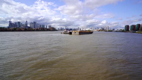 Die-Schräge-Ansicht-Zeigt-East-London-Mit-Docklands-Und-Canary-Wharf-Auf-Der-Einen-Seite-Und-Greenwich-Und-Dem-Millennium-Dome-Auf-Der-Anderen-Seite