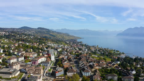 Edificios-Frente-Al-Lago-En-La-Ciudad-De-Pully-En-Lavaux-oron,-Suiza-Con-Vista-Al-Lago-De-Ginebra