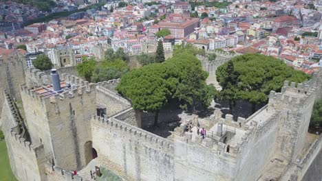 Unglaubliche-Aussicht-Von-Der-Ostseite-Der-Burg-Von-São-Jorge