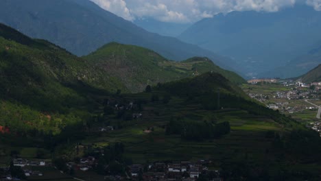Imágenes-De-Drones-Del-Paisaje-Del-Pueblo-Rural-De-La-Montaña-China-De-Yunnan