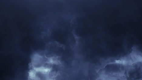 Sich-Bewegende-Kumulonimbuswolken-Am-Himmel-Und-Gewitter