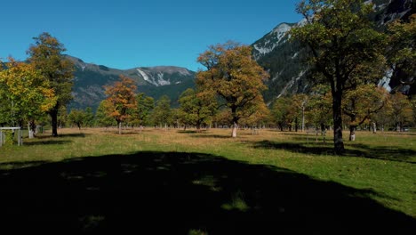 Arces-Vibrantes-En-Ahornboden-En-Tirol,-Austria-Con-Coloridas-Hojas-De-Otoño-Rojas-Y-Amarillas-En-Otoño-Soleado-En-Las-Montañas-De-Los-Alpes-Con-Un-Bosque-En-Rissach-Engtal-Lugar-De-Viaje-Turístico